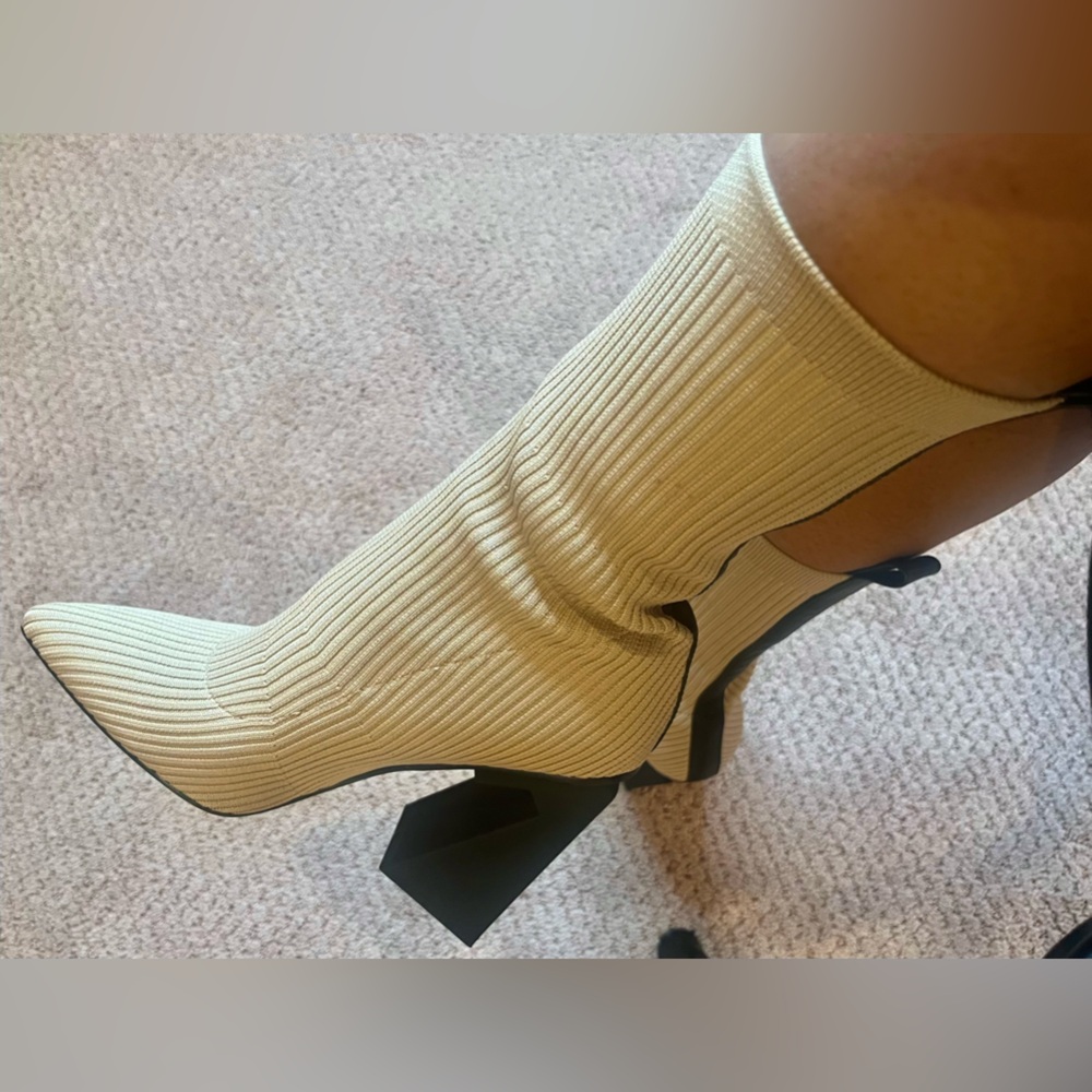 Elegant Beige Ribbed Women's Boots